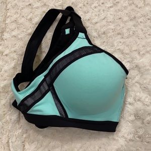32 DD Victoria’s Secret zip up sports bra